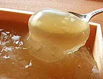 蕨粉（わらび）の原材料の割合が多いわらび餅
